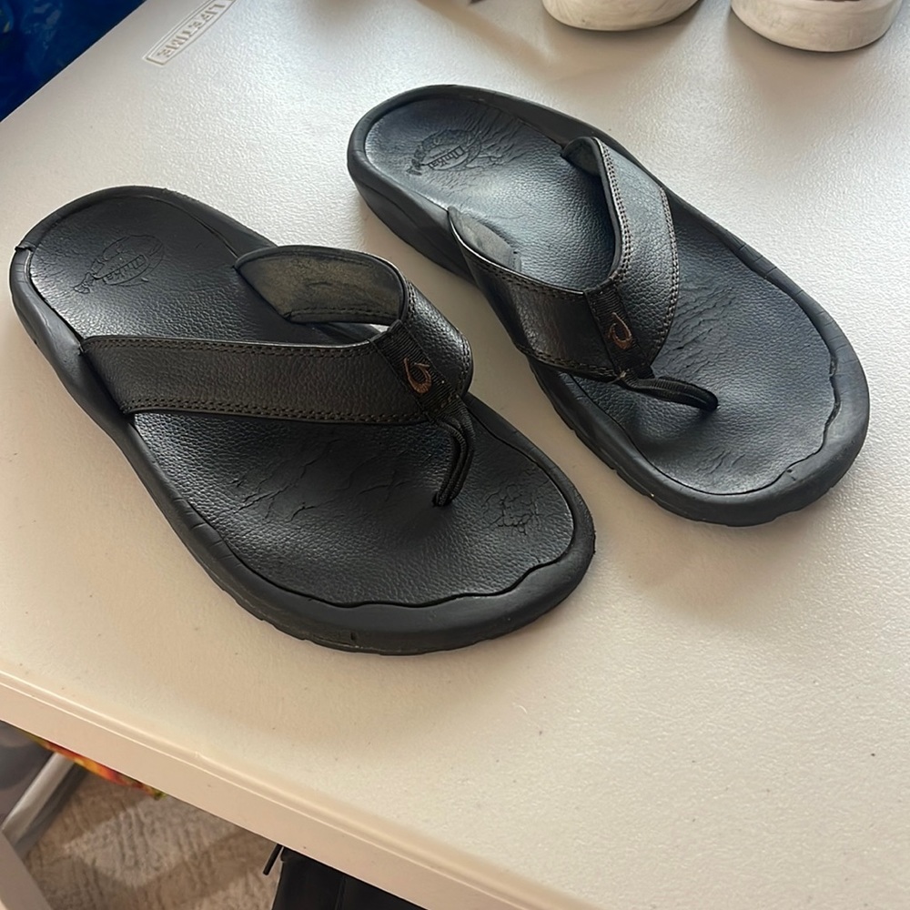 Olukai Men’s Black Leather Flip-Flop Sandals
